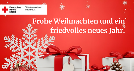 Weihnachtliche Szene mit großen weißen Schneeflocken, Geschenken mit roten Schleifen, Tannenzapfen und Weihnachtskugel vor rotem Hintergrund.