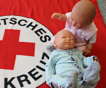 DRK Abzeichen zwei Puppen